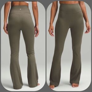 Lululemon Groove Super-High-Rise Flared Pant Nulu *Regular
Army Green size 6 NWT